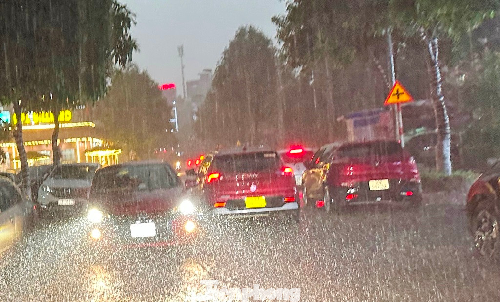 Mưa to và nước ngập sâu đã làm cho nhiều tuyến phố ùn tắc giao thông.