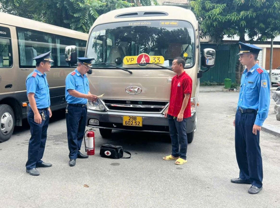 Thanh tra Sở GTVT Hà Nội kiểm tra xe khách hợp đồng chở học sinh tại quận Hà Đông những ngày đầu tháng 9/2023. Ảnh: PV
