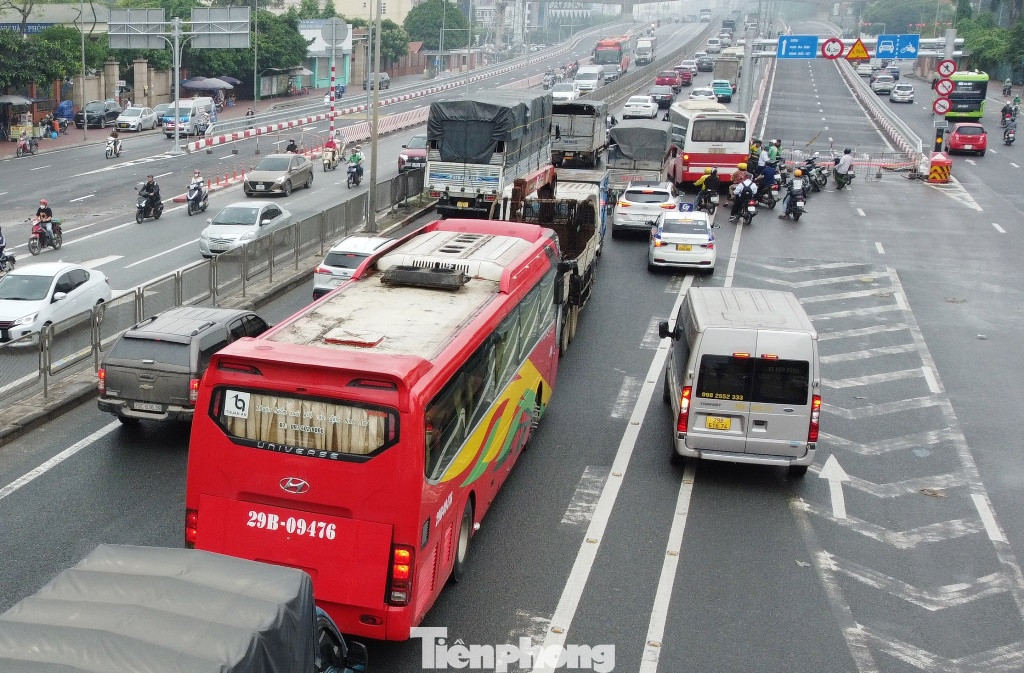 Cầu vượt thép Mai Dịch thi công xong quây rào, tạo thành nút thắt cổ chai gây ùn tắc nhiều tháng qua. Cầu vượt thép Mai Dịch thi công xong quây rào, tạo thành nút thắt cổ chai gây ùn tắc nhiều tháng qua.