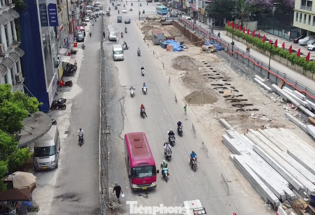 Xe khách dừng đỗ, chờ khách trên đường Kim Đồng đã bị thu hẹp do công trường thi công.