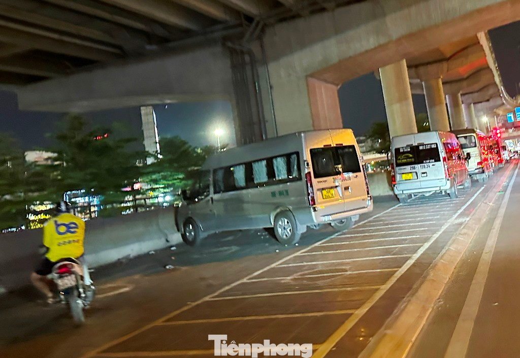 Nhưng hiện tàu đã chạy được nhiều ngày nhưng các điểm đỗ xe vẫn chỉ nằm trên văn bản, giấy tờ chỉ đạo. Trong khi đó, điểm trông giữ xe "lậu" đang hoạt động rất công khai.