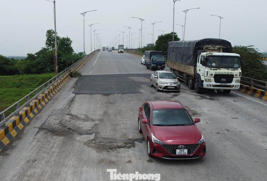 Mất tiền vào đường cao tốc Hà Nội - Bắc Giang những thời gian qua khi đến cầu Phù Đổng phương tiện đang phải đi trên những đoạn mặt cầu nứt xẻ rãnh, ổ gà nham nhở. Mất tiền vào đường cao tốc Hà Nội - Bắc Giang những thời gian qua khi đến cầu Phù Đổng phương tiện đang phải đi trên những đoạn mặt cầu nứt xẻ rãnh, ổ gà nham nhở.