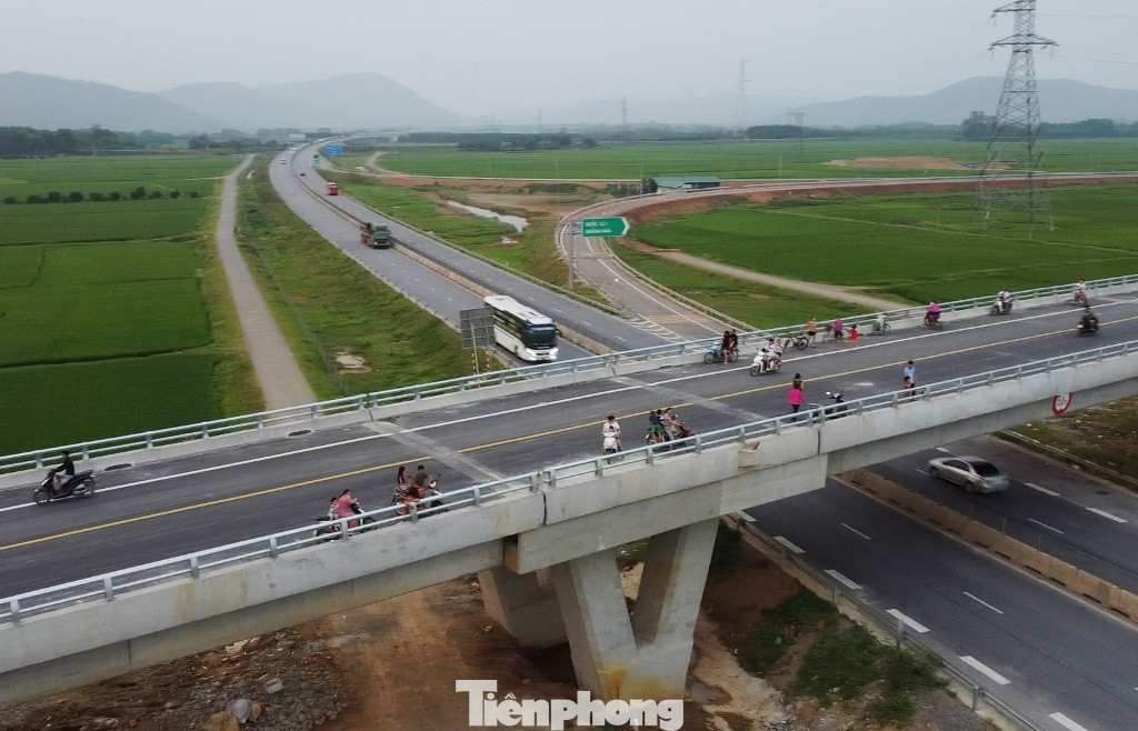 Hai nút giao được đầu tư hơn 620 tỷ đồng sau khi thông xe lại phải đóng rào nên người dân địa phương đã ra đây đi bộ, tập thể dục.