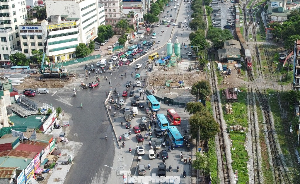 Cùng với đó, đơn vị thi công cũng thực hiện rào phần lớn diện tích nút giao Giải Phóng - Kim Đồng để đào và thi công hầm kín (hầm chính) qua nút giao.