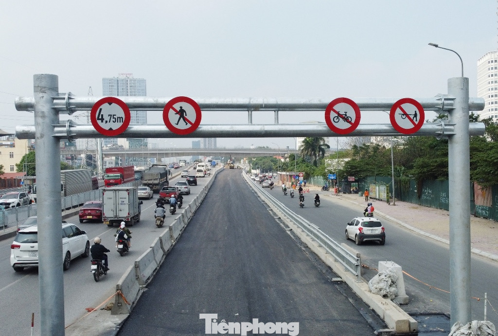 Ngoài ra, hai cầu vượt thép mới xây dựng cũng cấm người đi bộ, xe đạp, xe thô sơ đi qua.