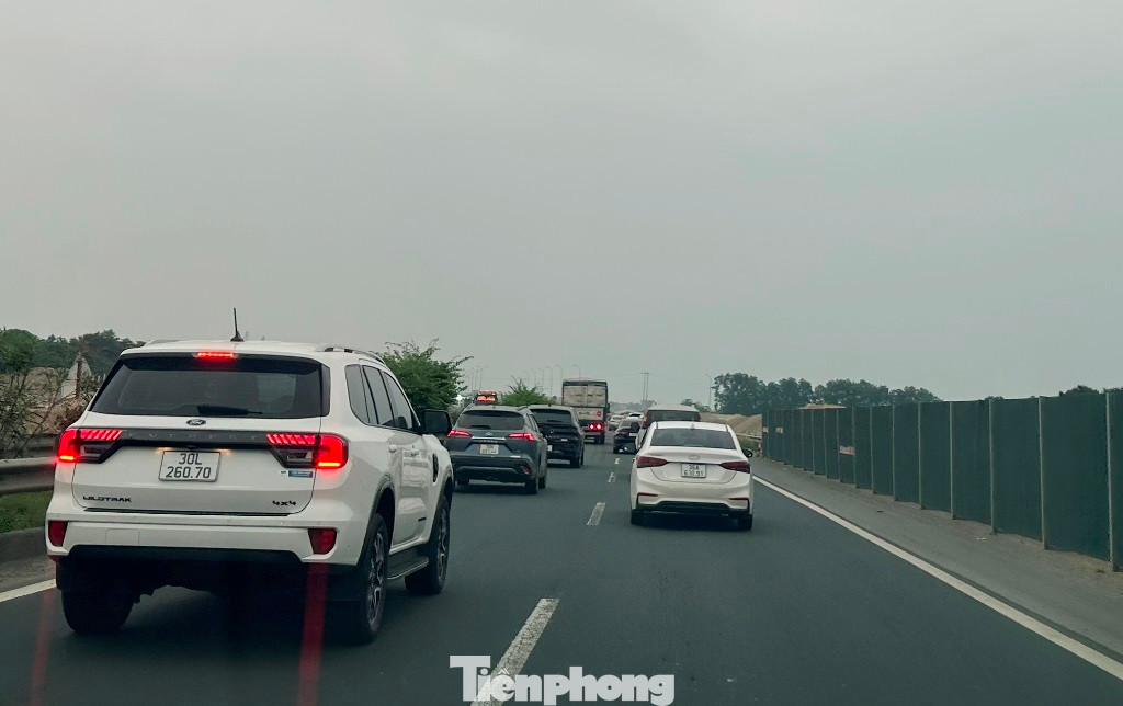 Thiếu tá Đinh Vạn Sơn, Đội tuần tra kiểm soát giao thông đường bộ cao tốc, Cục CSGT cho biết, ngoài lưu lượng xe đông, ùn tắc trên cao tốc Pháp Vân - Ninh Bình chiều nay còn có nguyên nhân lòng đường cao tốc đang bị hàng rào thi công hai nút giao đấu nối với cao tốc Cầu Giẽ - Ninh Bình đoạn qua Hà Nam gây ra. Thiếu tá Đinh Vạn Sơn, Đội tuần tra kiểm soát giao thông đường bộ cao tốc, Cục CSGT cho biết, ngoài lưu lượng xe đông, ùn tắc trên cao tốc Pháp Vân - Ninh Bình chiều nay còn có nguyên nhân lòng đường cao tốc đang bị hàng rào thi công hai nút giao đấu nối với cao tốc Cầu Giẽ - Ninh Bình đoạn qua Hà Nam gây ra.