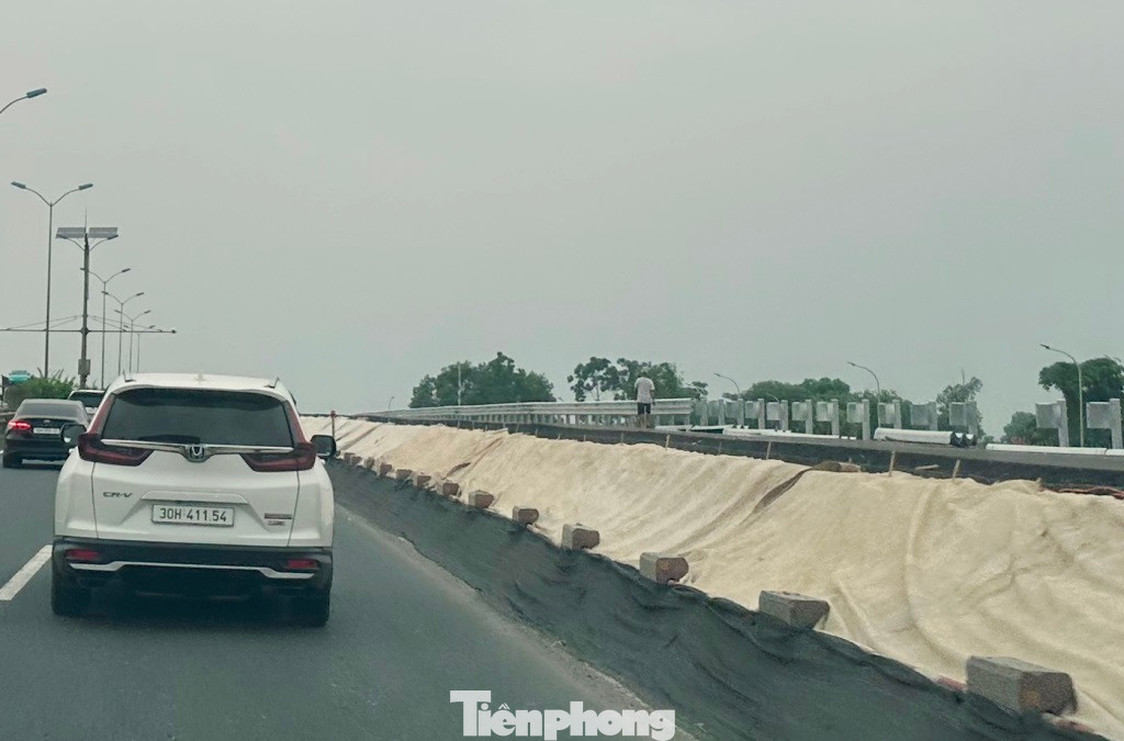 Công trường và vật liệu xây dựng nút giao đoạn qua địa bàn tỉnh Hà Nam chiếm hết làn dừng khẩn cấp của cao tốc Cầu Giẽ - Ninh Bình. Công trường và vật liệu xây dựng nút giao đoạn qua địa bàn tỉnh Hà Nam chiếm hết làn dừng khẩn cấp của cao tốc Cầu Giẽ - Ninh Bình.