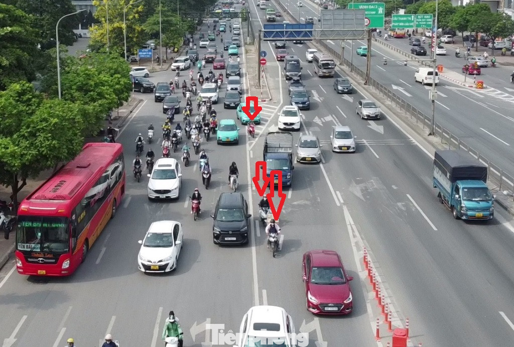 Mặc dù việc cấm xe máy, ô tô rẽ trái để lên cầu vượt bê tông (Vành đai 3 trên cao) đã có biển báo, vạch kẻ liền, nhưng nhiều xe máy vẫn lấn đè, vạch (mũi tên), khi thấy cọc tiêu mới chịu di chuyển thẳng.