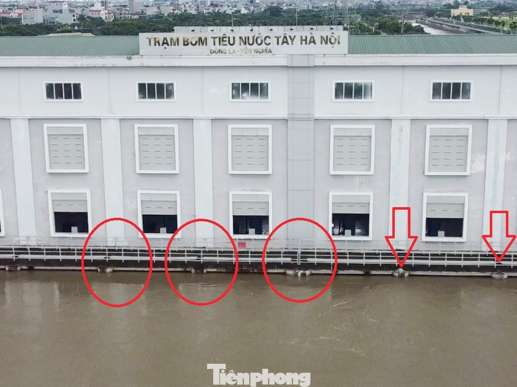 Ghi nhận của PV Tiền Phong tại trạm bơm Yên Nghĩa (phường Yên Nghĩa, quận Hà Đông) trong sáng nay, trạm có 10 tổ bơm, nhưng chỉ có 4 tổ bơm hoạt động (đạt 40% công suất).