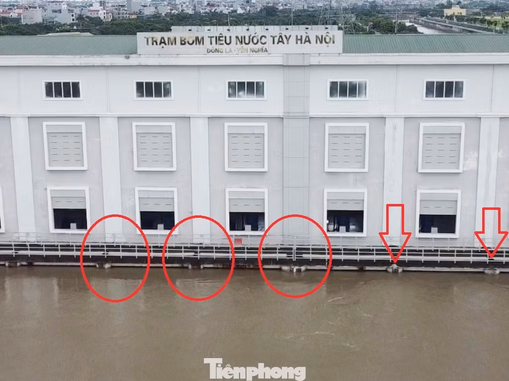 Ghi nhận của PV Tiền Phong tại trạm bơm Yên Nghĩa (phường Yên Nghĩa, quận Hà Đông) trong sáng nay, trạm có 10 tổ bơm, nhưng chỉ có 4 tổ bơm hoạt động (đạt 40% công suất).