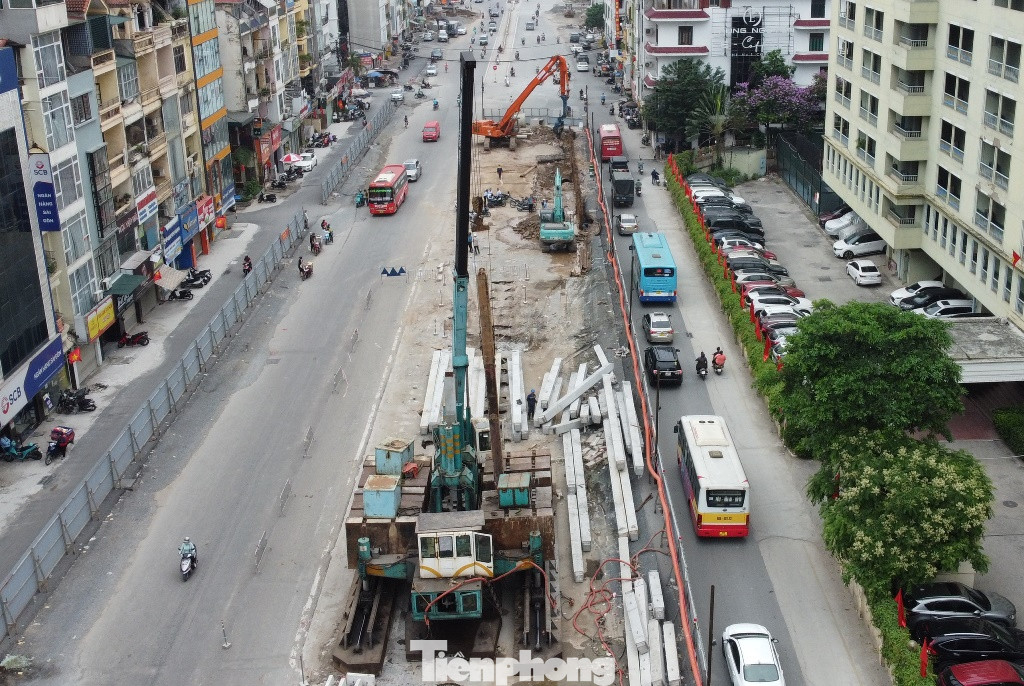 Sau khi hàng rào mới quây được một bên, đơn vị thi công đã huy động máy móc, vật liệu đến thi công, khoan đào.