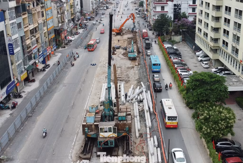 Sau khi hàng rào mới quây được một bên, đơn vị thi công đã huy động máy móc, vật liệu đến thi công, khoan đào.