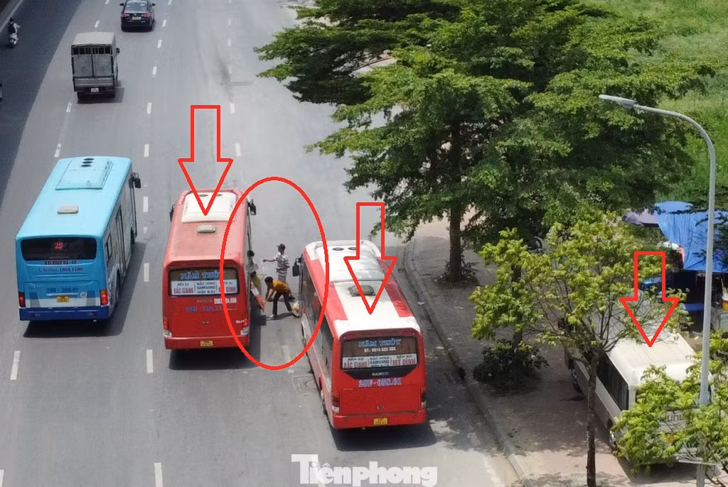 Trưa 29/5, hai xe khách có BKS 29F-05801, 98B-01874 ngang nhiên chiếm nửa lòng đường để dừng đỗ đón khách. Trưa 29/5, hai xe khách có BKS 29F-05801, 98B-01874 ngang nhiên chiếm nửa lòng đường để dừng đỗ đón khách.