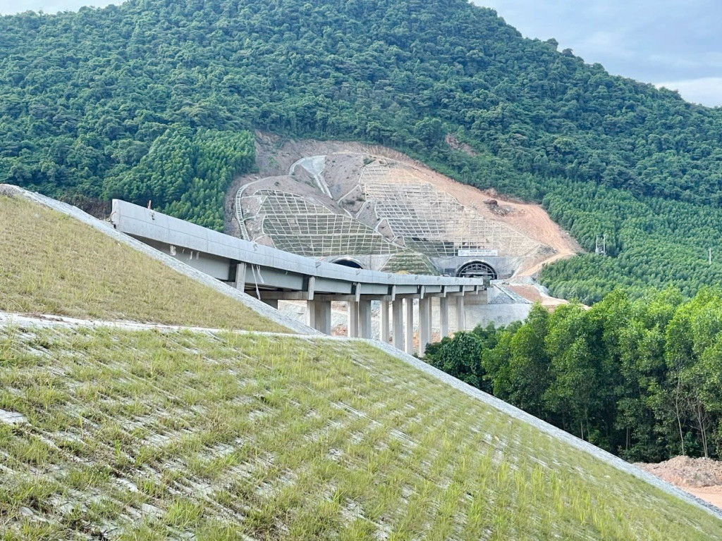 Cùng với hoàn thiện mặt đường, nhiều đoạn dự án còn được làm cả mái taluy, trồng cỏ vừa để tạo cảnh quan vừa bảo vệ hạ tầng đường, chống sạt lở.