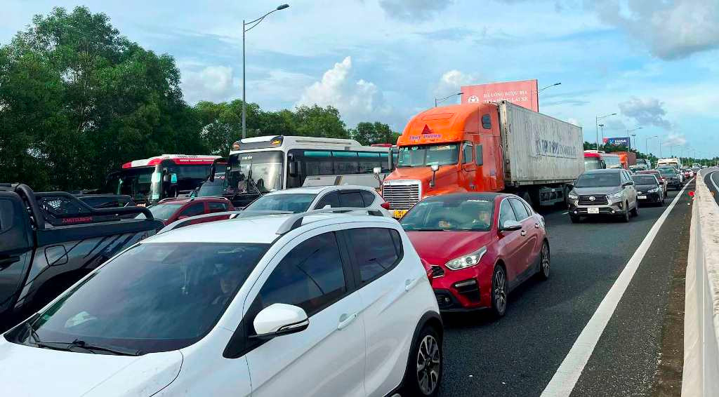 Xe ùn tắc kéo dài trên cao tốc Hà Nội - Hải Phòng chiều 14/7. Ảnh: Minh Tuấn Xe ùn tắc kéo dài trên cao tốc Hà Nội - Hải Phòng chiều 14/7. Ảnh: Minh Tuấn