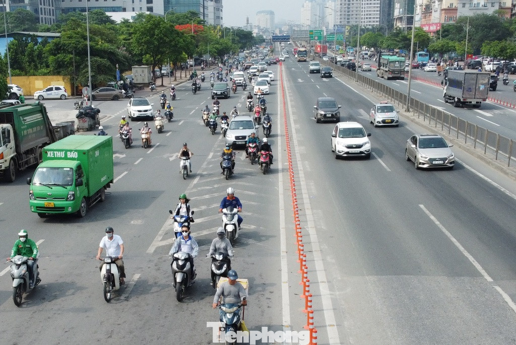 Phương tiện đi ở đô thị (đường Phạm Hùng - Phạm Văn Đồng) và đường trên cao Vành đai 3 được tách biệt rõ ràng.