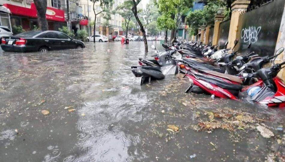 Một điểm ngập khi mưa lớn ở nội thành Hà Nội.