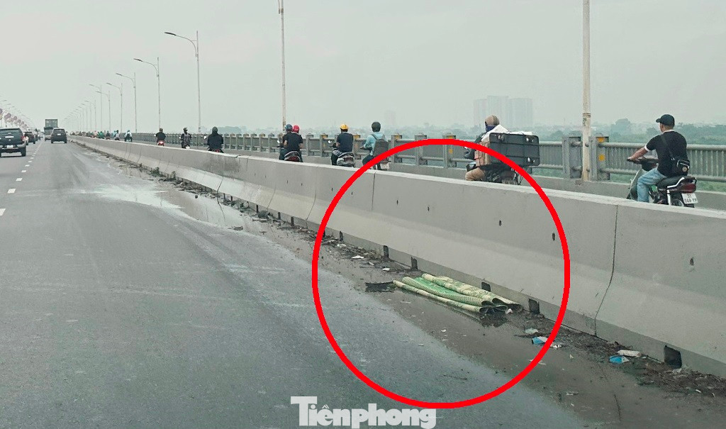 Thậm chí có cả có cả nguyên chiếc chiếu cũ (vòng tròn) bịt cả một đoạn hố ga thu nước.