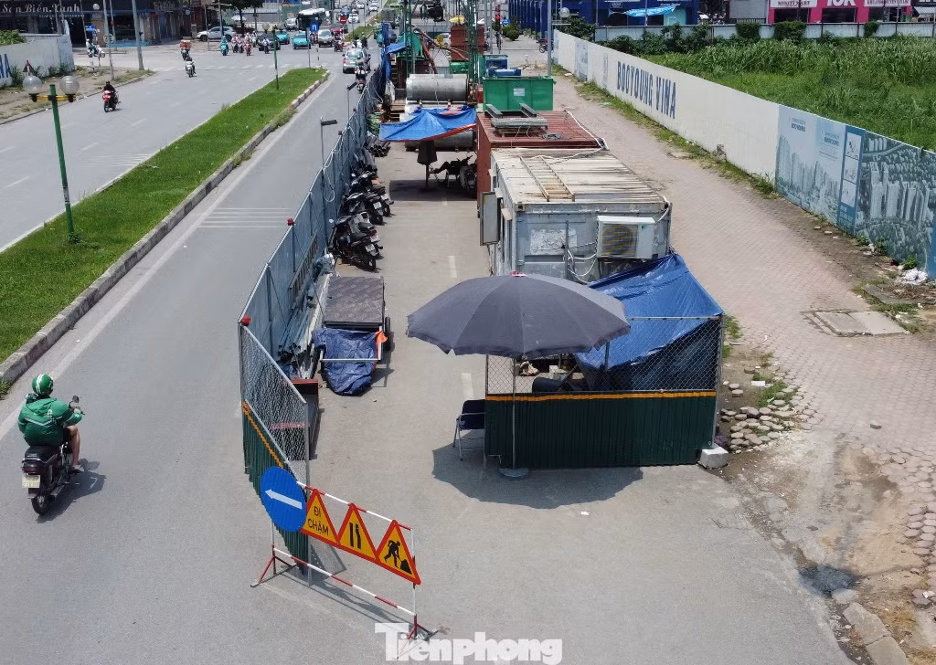 Bắt đầu từ giữa tháng 4 này, người tham gia giao thông trên đường chứng kiến 9 công trường đã mở rào để thi công trở lại. Bắt đầu từ giữa tháng 4 này, người tham gia giao thông trên đường chứng kiến 9 công trường đã mở rào để thi công trở lại.