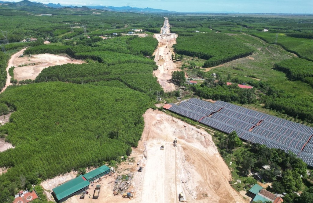 Về mặt bằng chủ đầu tư cho biết, hiện tổng số chiều dài hơn 62 km của dự án chỉ vướng gần 1 km. Phần vướng này vừa được hai tỉnh Quảng Bình, Quảng Trị cam kết hoàn thành trước 30/8/2024. Về mặt bằng chủ đầu tư cho biết, hiện tổng số chiều dài hơn 62 km của dự án chỉ vướng gần 1 km. Phần vướng này vừa được hai tỉnh Quảng Bình, Quảng Trị cam kết hoàn thành trước 30/8/2024.