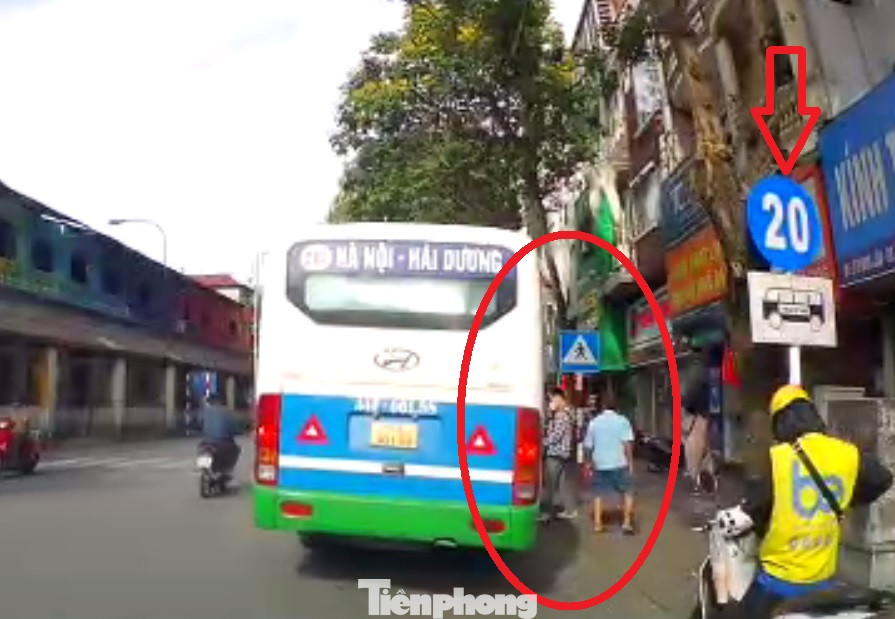 Thậm chí xe buýt chạy tuyến kế cận có BKS 34-000198 cũng dừng ở biển cấm đón khách trên đường.