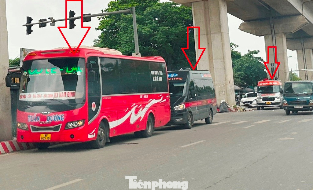 Trên đường Xa La - QL6 đoạn qua bến xe Yên Nghĩa, xe khách cũng thường xuyên xếp hàng dài đón khách chiếm hơn làn đường hướng vào nội thành.