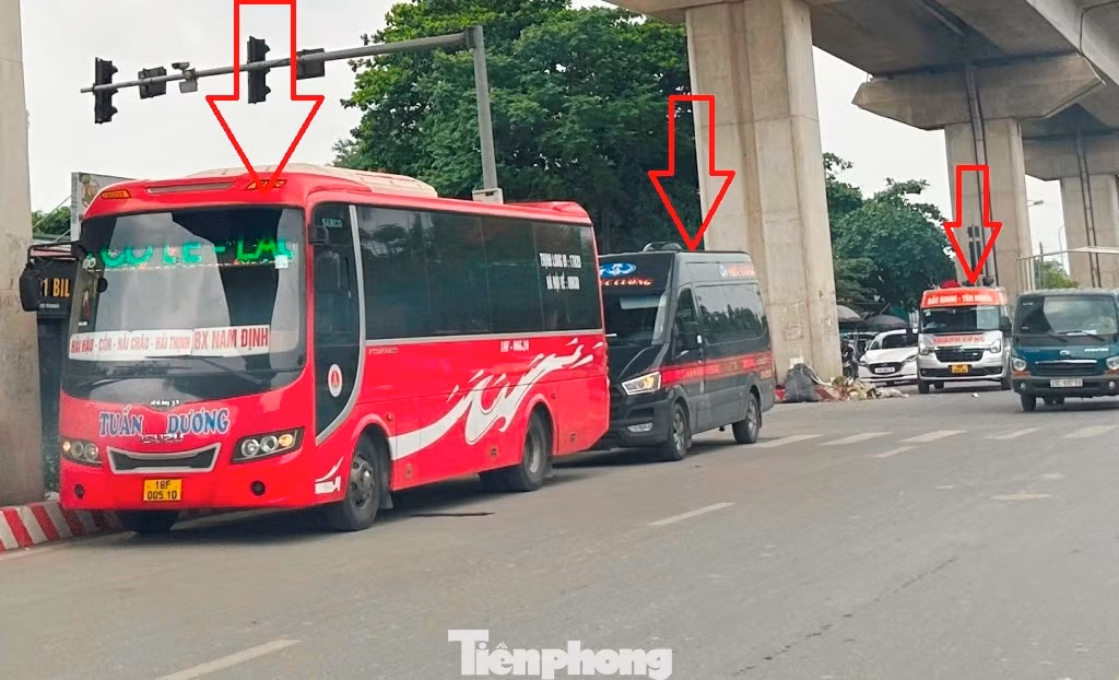 Trên đường Xa La - QL6 đoạn qua bến xe Yên Nghĩa, xe khách cũng thường xuyên xếp hàng dài đón khách chiếm hơn làn đường hướng vào nội thành. Trên đường Xa La - QL6 đoạn qua bến xe Yên Nghĩa, xe khách cũng thường xuyên xếp hàng dài đón khách chiếm hơn làn đường hướng vào nội thành.