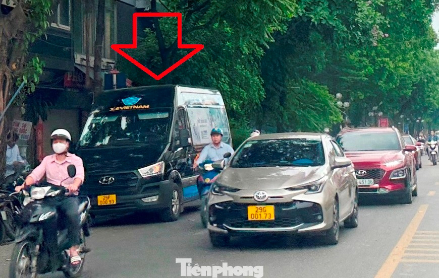 Là tuyến phố cấm hoạt động đón trả khách trên đường nhưng trên phố Lê Duẩn đang có khoảng 5 vị trí xe khách (chủ yếu là xe đeo biển hợp đồng loại limousine) dừng đỗ, đón trả khách thường xuyên.