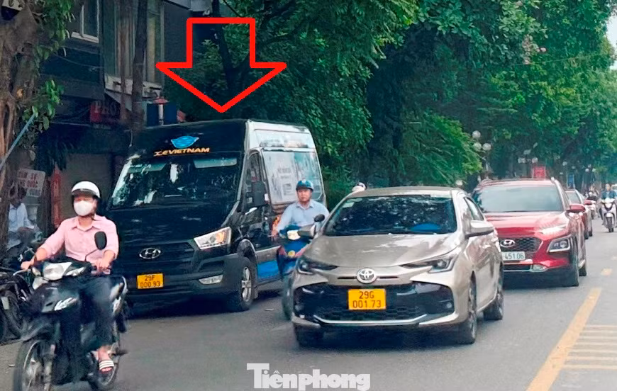 Là tuyến phố cấm hoạt động đón trả khách trên đường nhưng trên phố Lê Duẩn đang có khoảng 5 vị trí xe khách (chủ yếu là xe đeo biển hợp đồng loại limousine) dừng đỗ, đón trả khách thường xuyên.