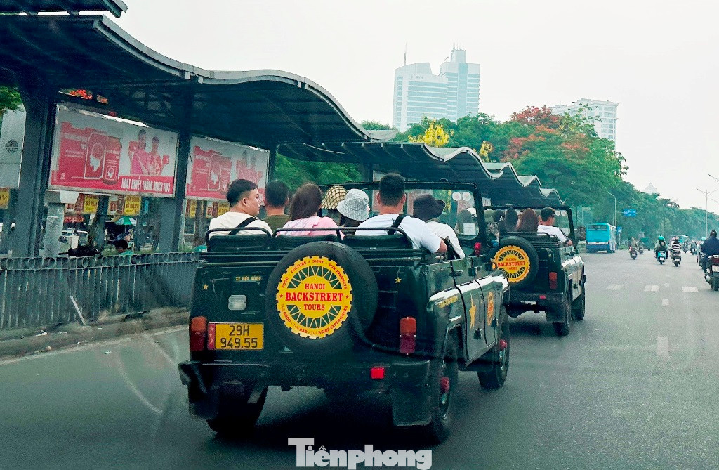 Điều khác lạ đầu tiên so với các lần xe UAZ hoạt động trước đây trên địa bàn Hà Nội là hiện nay hầu hết xe đeo biển đầu số "29" Hà Nội (trước đó chủ yếu là xe mang biển ngoại tỉnh), tên chủ quản dán trên xe hiện nay là Công ty Ha Noi Backstreet Tours.