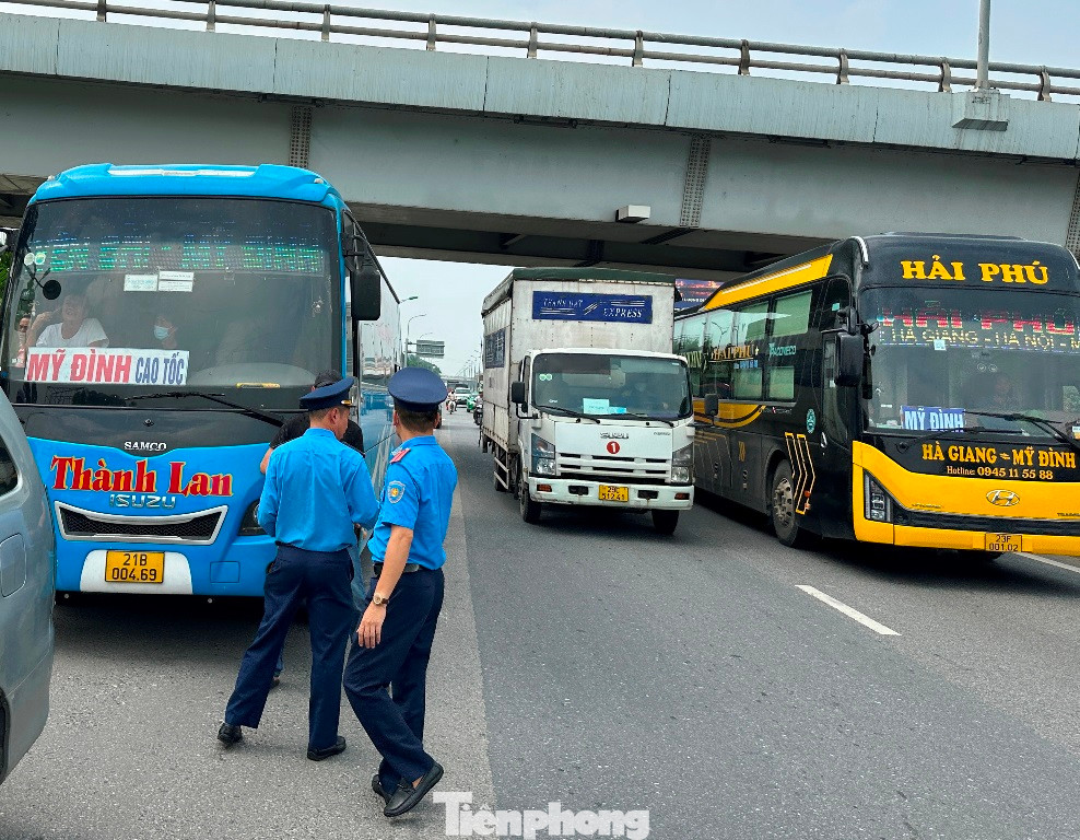 Trong các ngày cuối tuần vừa qua, Thanh tra Sở GTVT Hà Nội đã tăng cường kiểm tra, xử lý xe khách vi phạm trên tuyến đường Võ Văn Kiệt (Bắc Thăng Long - Nội Bài) Trong các ngày cuối tuần vừa qua, Thanh tra Sở GTVT Hà Nội đã tăng cường kiểm tra, xử lý xe khách vi phạm trên tuyến đường Võ Văn Kiệt (Bắc Thăng Long - Nội Bài)