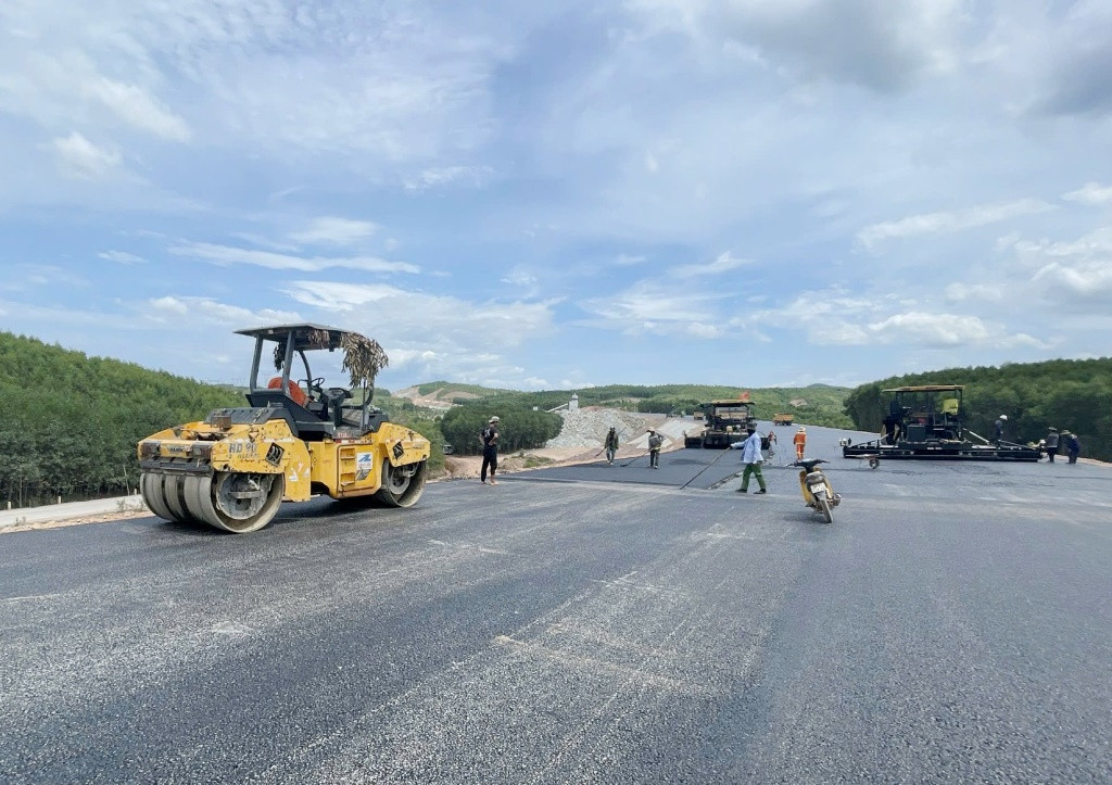 Những đoạn dự án cao tốc Vũng Áng - Bùng đang thảm các lớp nhựa mặt đường cuối cùng, hiện hình hài.