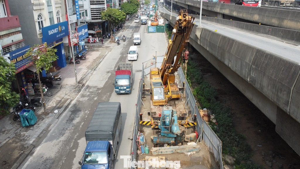 Gần 2 năm nay, mặc dù Sở GTVT Hà Nội đã nhiều lần cấp giấy phép gia hạn thi công cho dự án hệ thống xử lý nước thải trên đường Nguyễn Xiển, hiện vẫn còn 4 công trường hàng rào thi công nằm chiếm lòng đường.