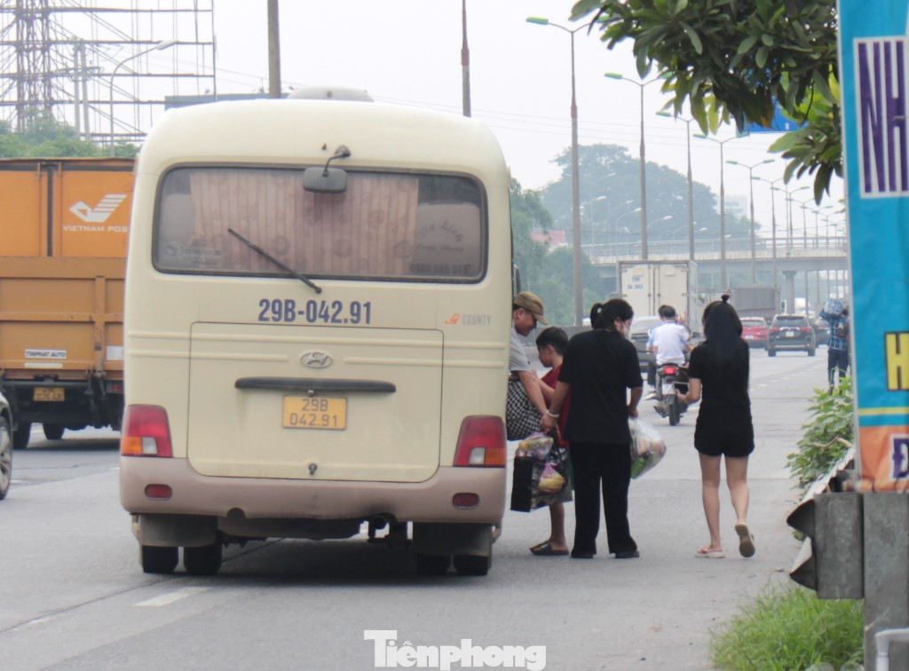 Cũng có nhiều xe khi phát hiện có tổ công tác đứng kiểm tra ở các nút giao, liền vượt "chốt" và thả khách cách nút giao khoảng 100 mét. Cũng có nhiều xe khi phát hiện có tổ công tác đứng kiểm tra ở các nút giao, liền vượt "chốt" và thả khách cách nút giao khoảng 100 mét.