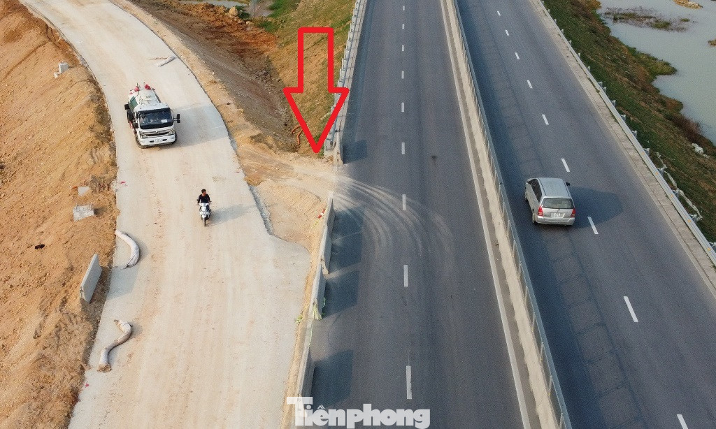 Tại một số khu vực, đơn vị thi công cắt bỏ hàng rào tôn bảo vệ để mở các lối cho xe công trường, công nhân thi công ra, vào cao tốc.