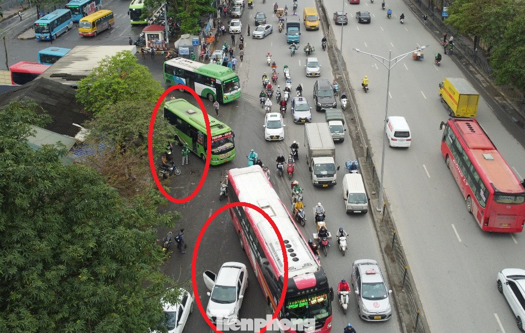 Ngoài nguyên nhân đông phương tiện, tình trạng trên còn có nguyên nhân chính do có nhiều xe khách sau khi ra khỏi bến Giáp Bát vẫn mở cửa, dừng đỗ, đón khách trên đường....