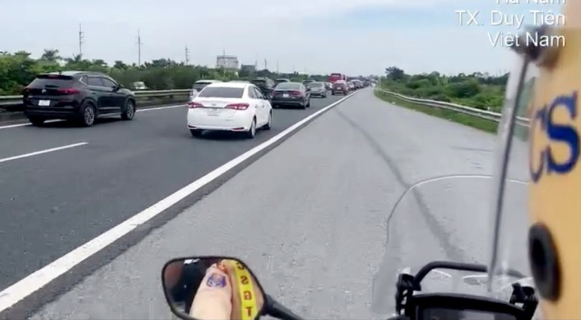 Ngoài lượng xe tăng cao, đại diện Cục CSGT còn cho biết, tuyến đường gặp một số sự cố như va chạm giao thông, xe ô tô bị hỏng lốp giữa đường. Để tiếp cận nhanh các điểm nóng, sự cố này, CSGT phải dùng xe mô tô thay cho ô tô công vụ.