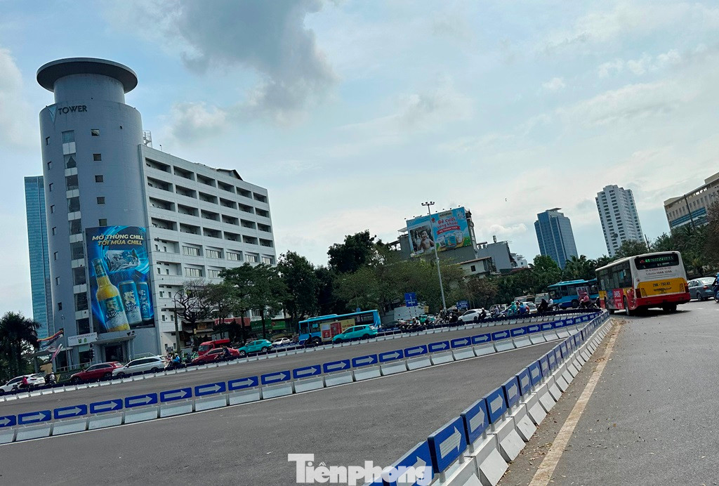 Tại ga Cầu Giấy (cuối đoạn tuyến trên cao) có 3 vị trí được khảo sát, lên danh sách để bố trí điểm đỗ xe phục vụ khách đi tàu, gồm điểm đỗ xe thứ nhất: Trên phố La Thành - đoạn đối diện tòa nhà V-Tower. Tại ga Cầu Giấy (cuối đoạn tuyến trên cao) có 3 vị trí được khảo sát, lên danh sách để bố trí điểm đỗ xe phục vụ khách đi tàu, gồm điểm đỗ xe thứ nhất: Trên phố La Thành - đoạn đối diện tòa nhà V-Tower.