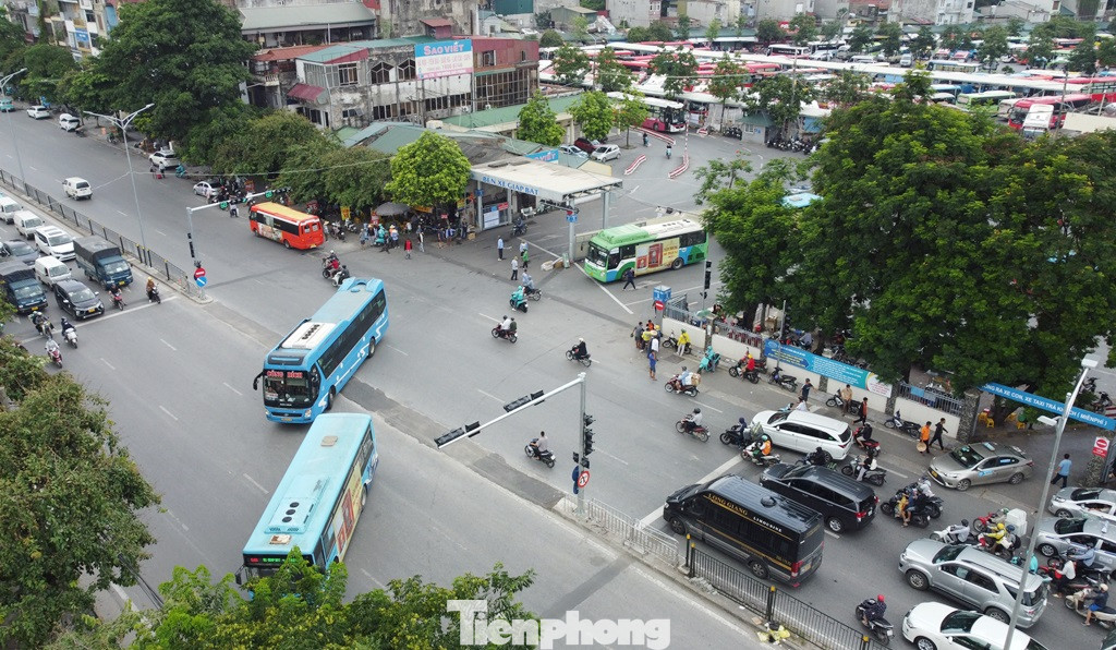 Giờ cao điểm sáng 8/7, do mật độ xe trên đường Giải Phóng đông, khi đến đoạn qua bến xe Giáp Bát phương tiện phải dừng lại thời gian dài để xe khách lưu thông cắt qua, dẫn đến hai chiều đường Giải Phóng ùn ứ.