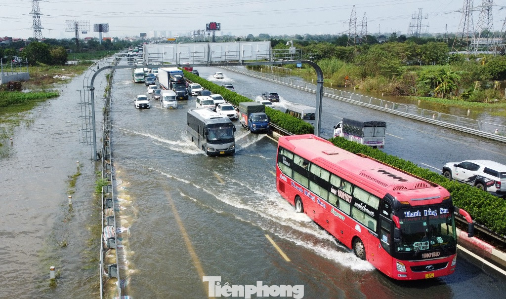 Là tuyến đường đang có mật độ xe lớn nhất cả nước, nhưng 2 tuần qua cao tốc Pháp Vân - Cầu Giẽ được thông báo chỉ cho xe tải, xe khách và xe trên 7 chỗ (gầm cao) được lưu thông. Là tuyến đường đang có mật độ xe lớn nhất cả nước, nhưng 2 tuần qua cao tốc Pháp Vân - Cầu Giẽ được thông báo chỉ cho xe tải, xe khách và xe trên 7 chỗ (gầm cao) được lưu thông.
