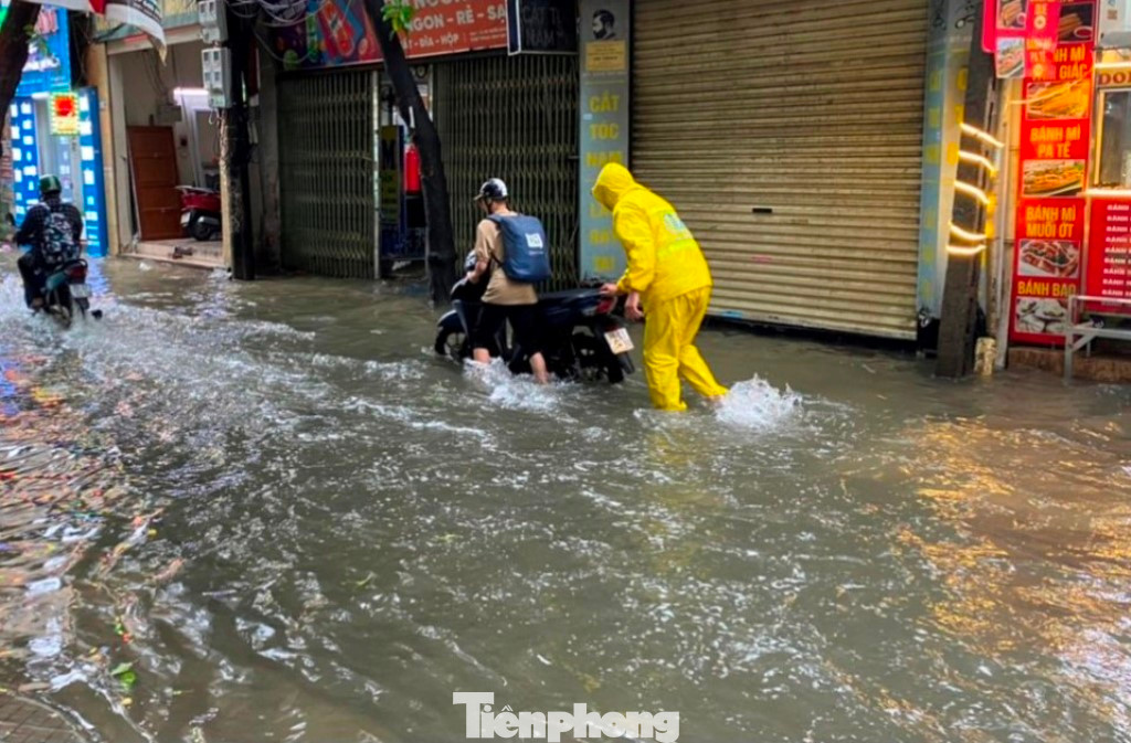 Trên phố Triều Khúc ngập sâu, nhiều xe hai bánh đã chết máy.
