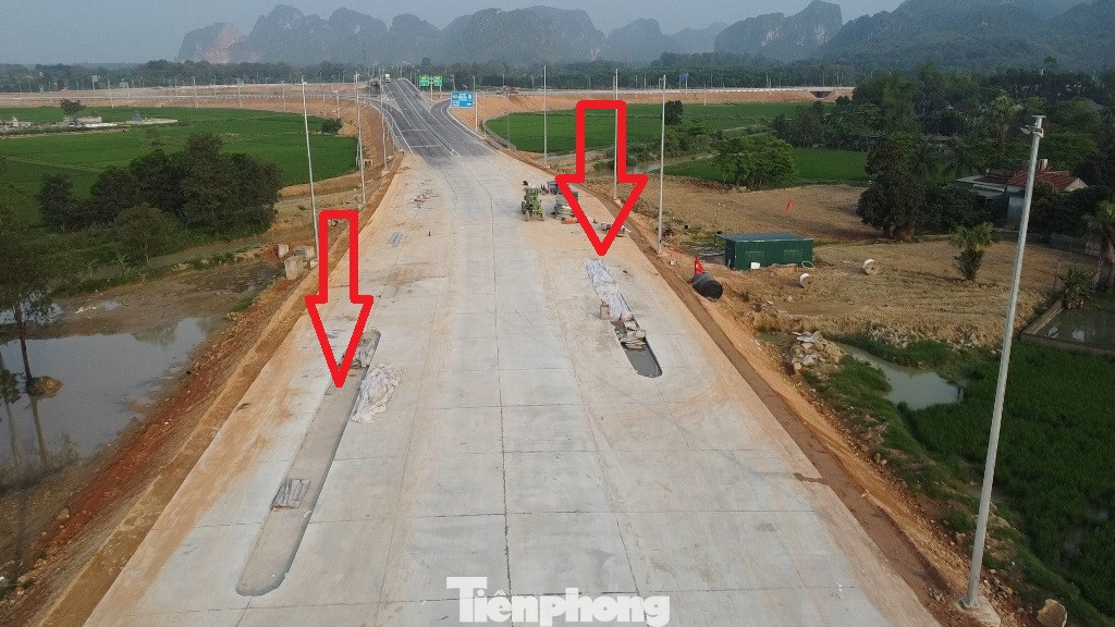 Hiện khối lượng thi công nhiều nhất còn lại của nút giao là xây dựng hệ thống trạm, nhà điều hành trạm thu phí - vị trí đã được xác định (mũi tên) nhưng vẫn chưa được lắp đặt trụ bê tông và thiết bị.