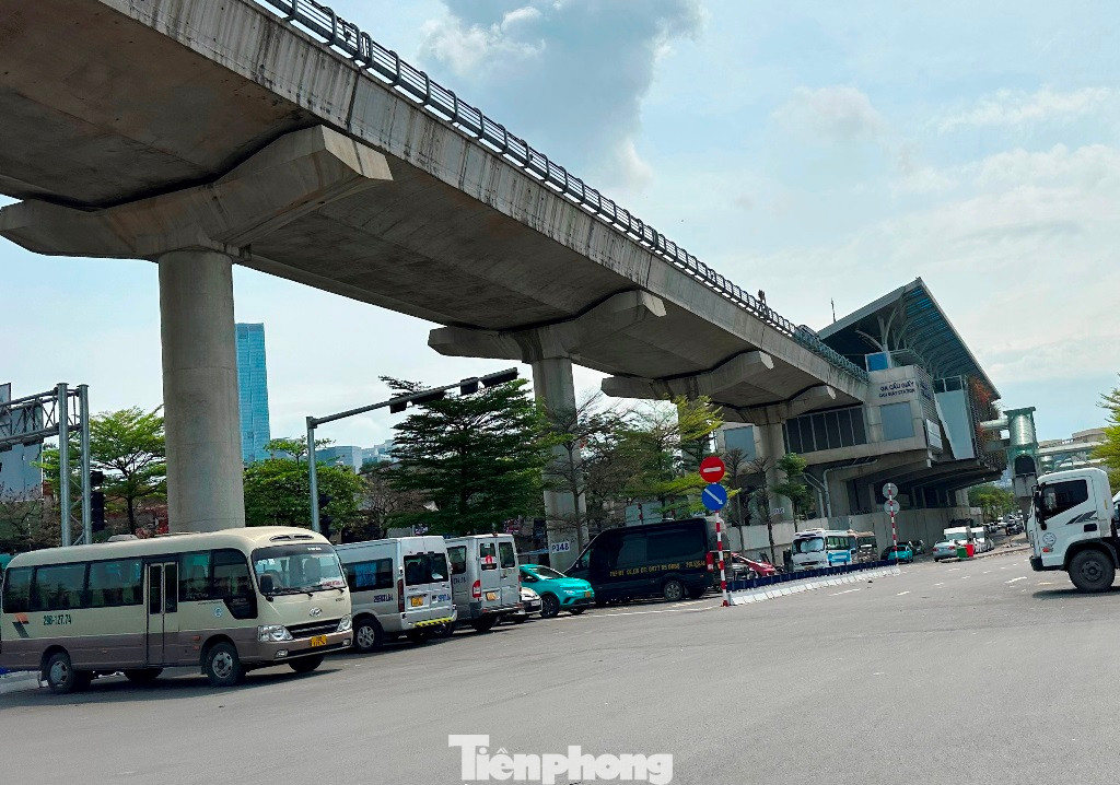 Ghi nhận của PV Tiền Phong trong ngày 12/8, khách đến đi tàu không có nơi gửi xe được cơ quan chức năng tổ chức.