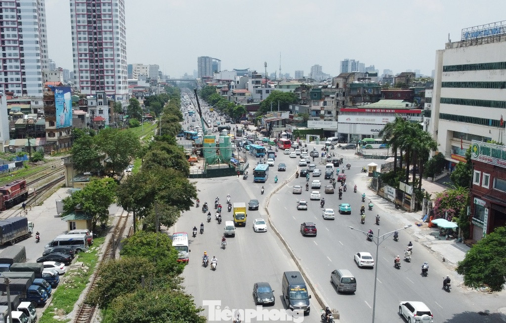 Liên ngành Công an - Giao thông cho biết, việc thay đổi hành trình xe khách sau khi xuất bến Giáp Bát ra đường Giải Phóng là để giảm lưu lượng xe vào phố Kim Đồng, nút giao Kim Đồng - Giải Phóng trong thời gian làm hầm chui. Hiện liên ngành đang tiếp tục theo dõi diễn biến mới của giao thông tại đây để có các điều chỉnh, tổ chức phân luồng cho phù hợp.