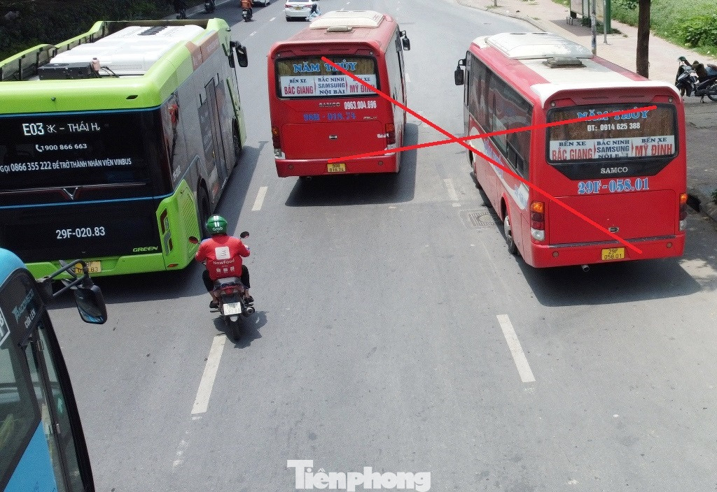 Tuy nhiên, người dân tham gia giao thông luôn bị xe khách chặn, tạt đầu giành đường, sau đó dừng đỗ thành hàng dài, chiếm tới 2 làn xe bên phải để đón trả khách, nhận gửi hàng.
