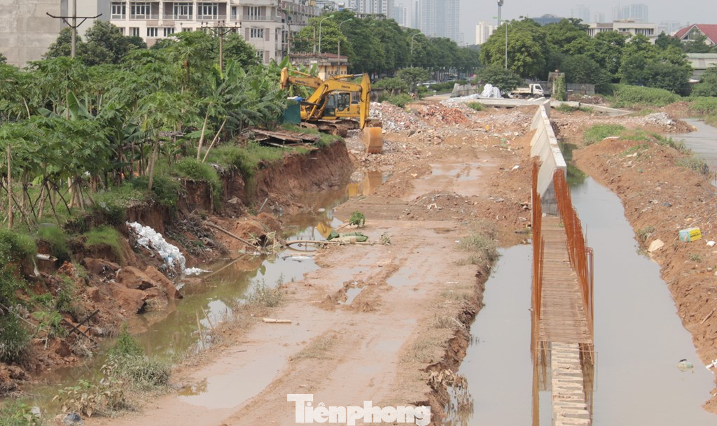 Theo tìm hiểu của PV Tiền Phong, nguyên nhân chính khiến kênh dẫn nước cho thi công chưa xong mặc dù trạm bơm đã xong 2 năm là do vướng mặt bằng.