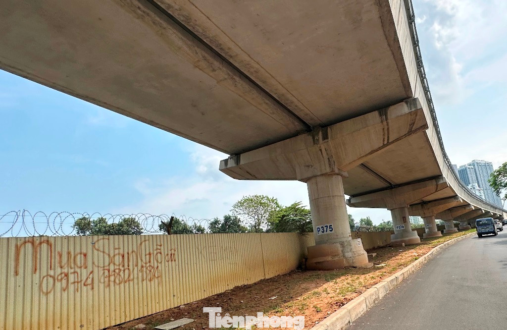 Ngoài ra, tại đầu đường Kim Mã, đoạn dưới gầm đường sắt tiếp cận ga ngầm S9 cũng đang được khảo sát để bố trí các điểm xe máy khi đoạn đi ngầm hoạt động. Ngoài ra, tại đầu đường Kim Mã, đoạn dưới gầm đường sắt tiếp cận ga ngầm S9 cũng đang được khảo sát để bố trí các điểm xe máy khi đoạn đi ngầm hoạt động.