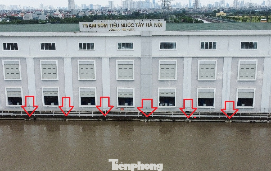 Thời điểm 11h sáng 24/7, mặc dù nước sông Nhuệ dâng cao hơn 2 mét, gây ngập nhiều tuyến phố ở như Phùng Hưng, Đại lộ Thăng Long, Tố Hữu kéo dài, Xa La, Cầu Bươu… nhưng nhà máy chỉ hoạt động 4/10 tổ máy (40%).