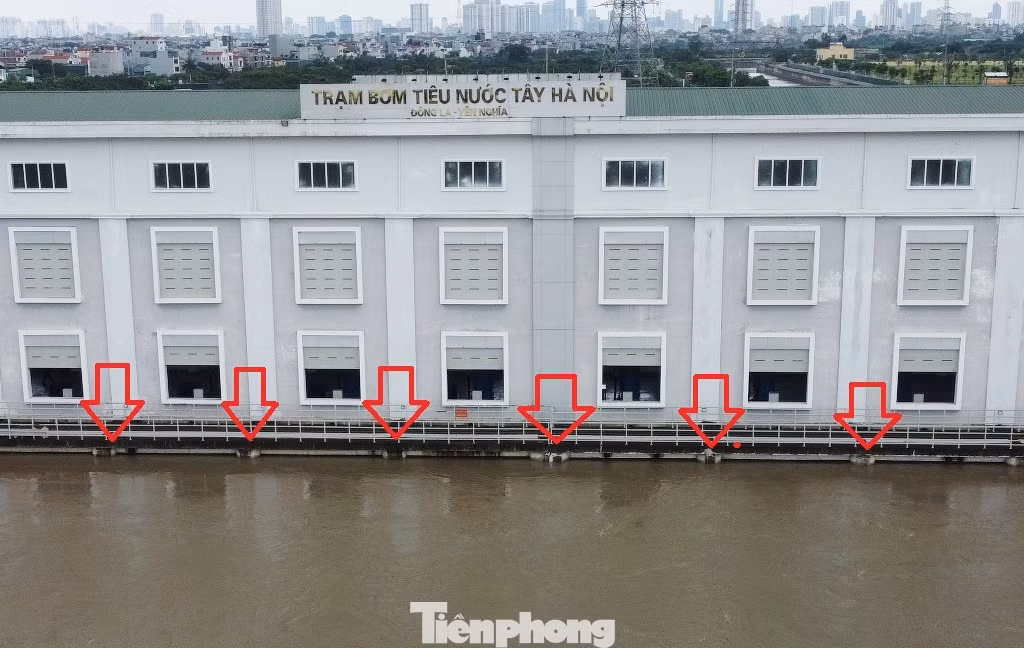 Thời điểm 11h sáng 24/7, mặc dù nước sông Nhuệ dâng cao hơn 2 mét, gây ngập nhiều tuyến phố ở như Phùng Hưng, Đại lộ Thăng Long, Tố Hữu kéo dài, Xa La, Cầu Bươu… nhưng nhà máy chỉ hoạt động 4/10 tổ máy (40%).