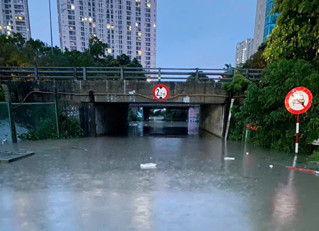 Hầm chui dân sinh trên Đại lộ Thăng Long ngập sâu vào sáng sớm nay, phương tiện ô tô, xe máy không thể lưu thông. Hầm chui dân sinh trên Đại lộ Thăng Long ngập sâu vào sáng sớm nay, phương tiện ô tô, xe máy không thể lưu thông.